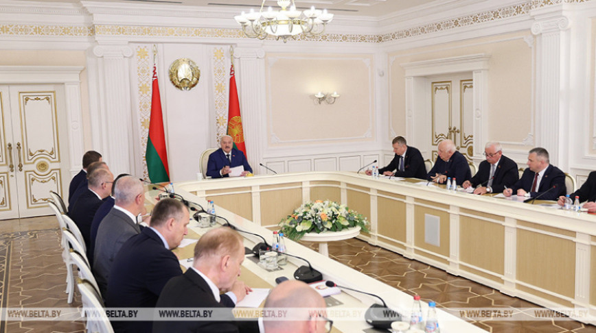 "Разруха не в клозетах, а в головах". Лукашенко указал на упущения в наведении порядка словами классика