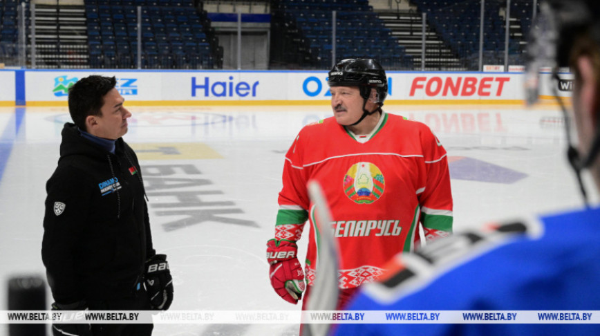 "Очень хороший мед". Лукашенко передал хоккеистам "Динамо-Минск" подарки с угощениями
