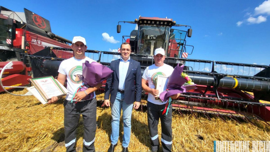 Механизаторы ОАО «Маяк-Высокое» первыми в Витебской области намолотили по тысяче тонн зерна