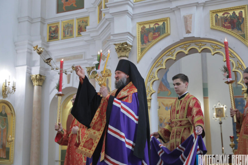 Председатель облисполкома Александр Субботин принял участие в пасхальном богослужении в Свято-Успенском храме Витебска