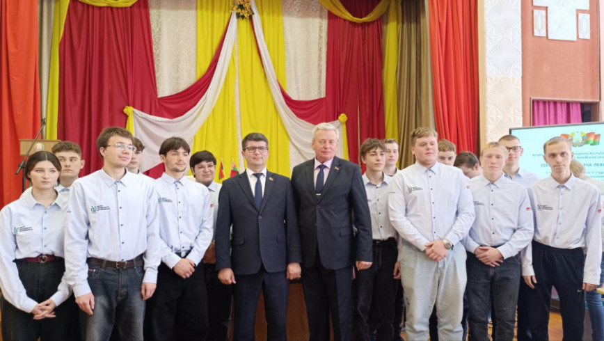 Сергей Левкович в рамках единого дня информирования встретился с трудовым коллективом и учащимися Видзовского колледжа