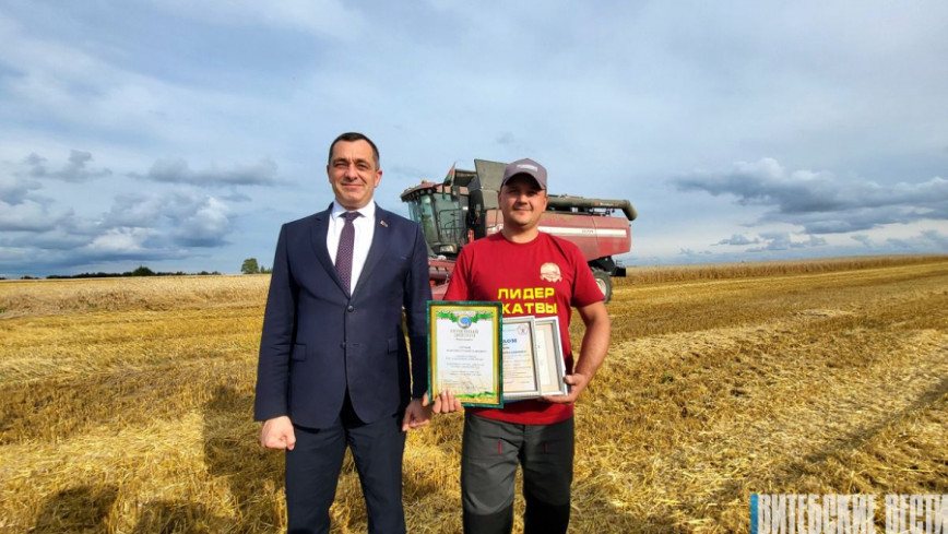 Александр Субботин поздравил первого комбайнера - «трехтысячника» Витебской области