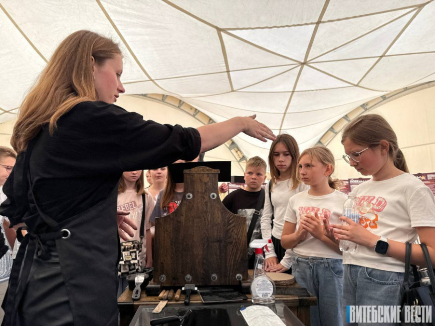 Мастер-классы, творческая встреча и выставка «Страницы Победы». Павильон Витебской области представили на XXXII Дне белорусской письменности в Лиде