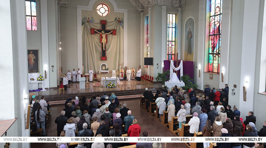 Сообща печь куличи и красить яйца. О любимых традициях на Пасху рассказали католики из Витебска