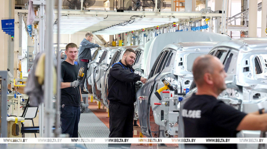 Lukashenko describes mechanical engineering as vital branch of Belarus economy