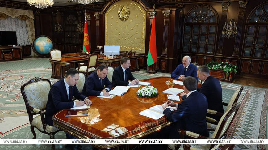 Lukashenko receives National Bank report, advocates for healthy competition on key national issues