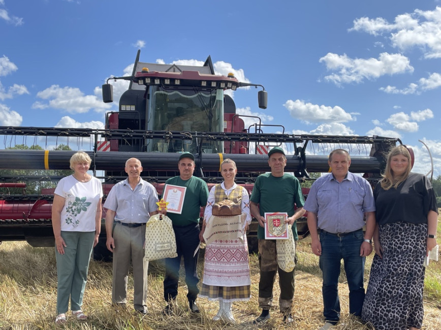  В Толочине чествовали первых тысячников уборочной кампании!