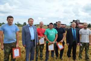 На Талачынскім кансервавым заводзе ўшаноўвалі камбайнераў-тысячнікаў 