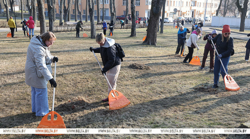 Фарбаванне агароджы, прыбіранне мінулагодняга лісця. У Віцебску прайшоў першы гарадскі суботнік