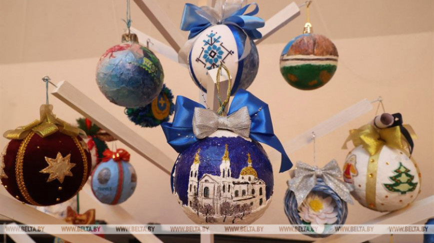 Аўтографы зорак на ёлачных шарах: дабрачынны марафон пройдзе ў Віцебску