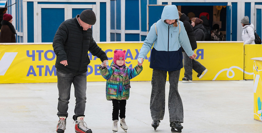 Ад лядовага катка да падарункаў ручной работы. Чым здзіўляе калядны кірмаш у Віцебску