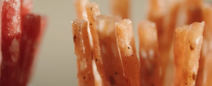 "Ва ўсіх кабаносы, а ў нас чыкеносы". Як у Віцебску робяць сыравяленыя каўбаскі, якімі частавалі Аляксандра Лукашэнку