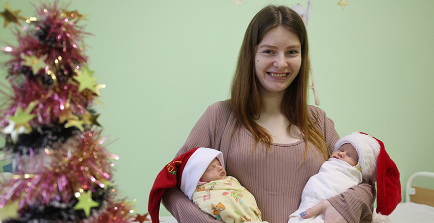 Сапраўдны навагодні цуд. У Віцебску павіншавалі мам, якія нарадзілі напярэдадні свята